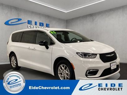 Used 2025 Chrysler Pacifica Select