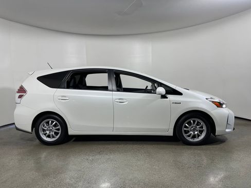 Used 2017 Toyota Prius V image 2