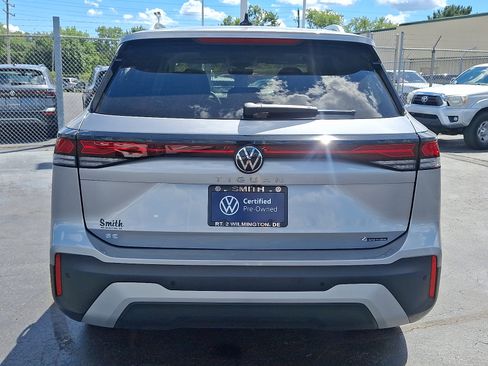Certified 2025 Volkswagen Tiguan SE image 5