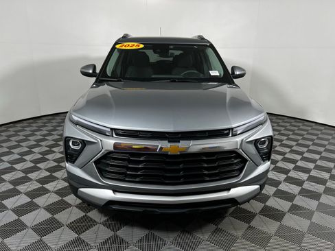 Used 2025 Chevrolet TrailBlazer LT AWD/4WD image 2