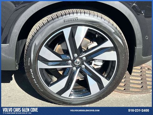 Certified 2025 Volvo XC40 B5 Plus w/ Climate Package image 8
