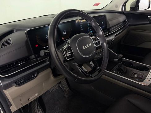 Used 2025 Kia Carnival FWD image 19