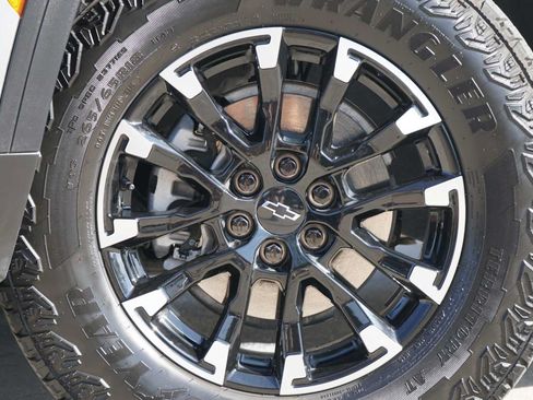 Used 2025 Chevrolet Traverse Z71 AWD/4WD image 2