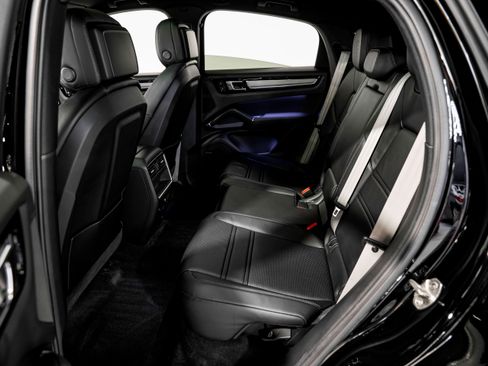 Used 2023 Porsche Cayenne Platinum Edition image 36