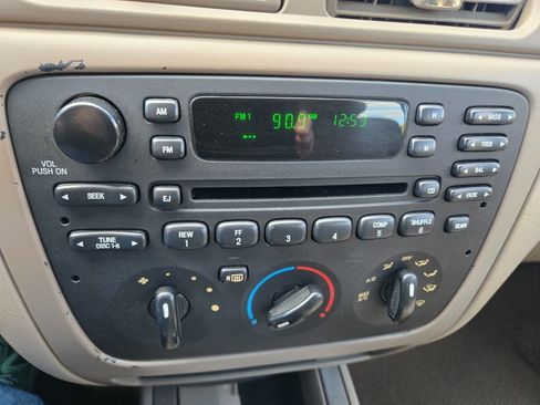 Used 2005 Ford Taurus SE image 17