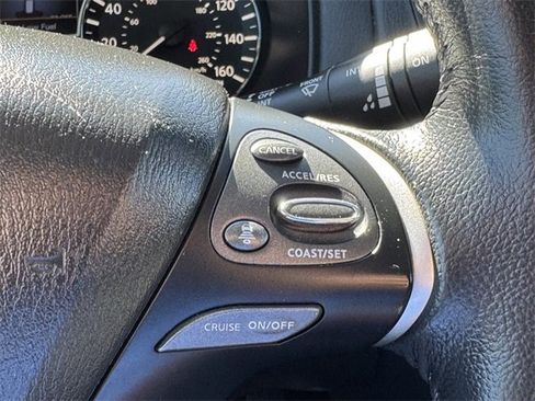 Used 2020 Nissan Pathfinder SV image 15