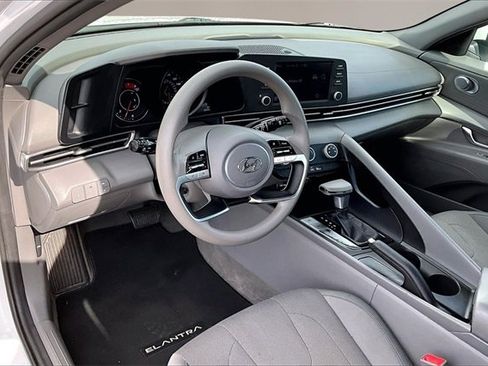 Used 2022 Hyundai Elantra SE w/ Preferred Accessory Package image 14