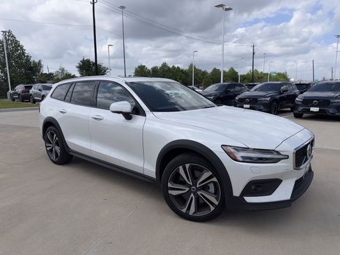 Used 2025 Volvo V60 B5 Cross Country Plus image 18