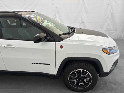 Used 2025 Jeep Compass Trailhawk AWD/4WD image 9