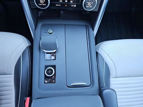 Certified 2023 Land Rover Discovery Metropolitan Edition image 19