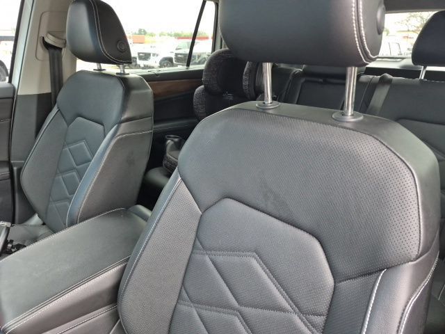 Used 2025 Volkswagen Atlas SE AWD/4WD image 2