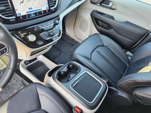 Used 2024 Chrysler Pacifica Touring-L FWD image 21