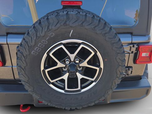 Used 2025 Jeep Wrangler Unlimited Rubicon w/ Technology Group image 33