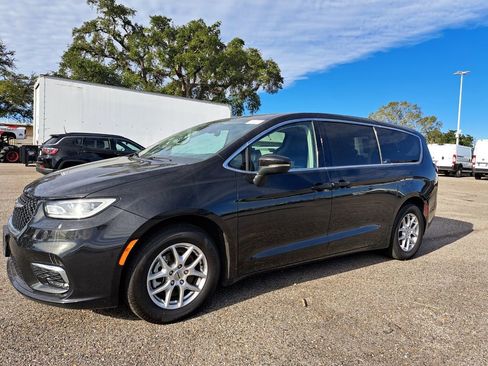Used 2023 Chrysler Pacifica Touring-L image 1