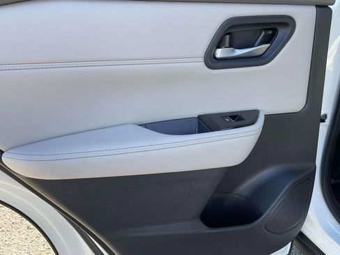 Used 2023 Nissan Rogue SL w/ SL Premium Package image 15