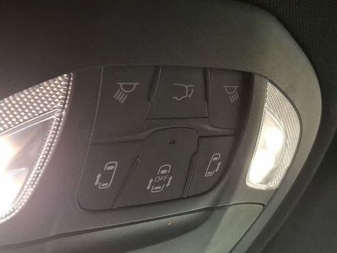 Used 2024 Chrysler Pacifica Select image 23