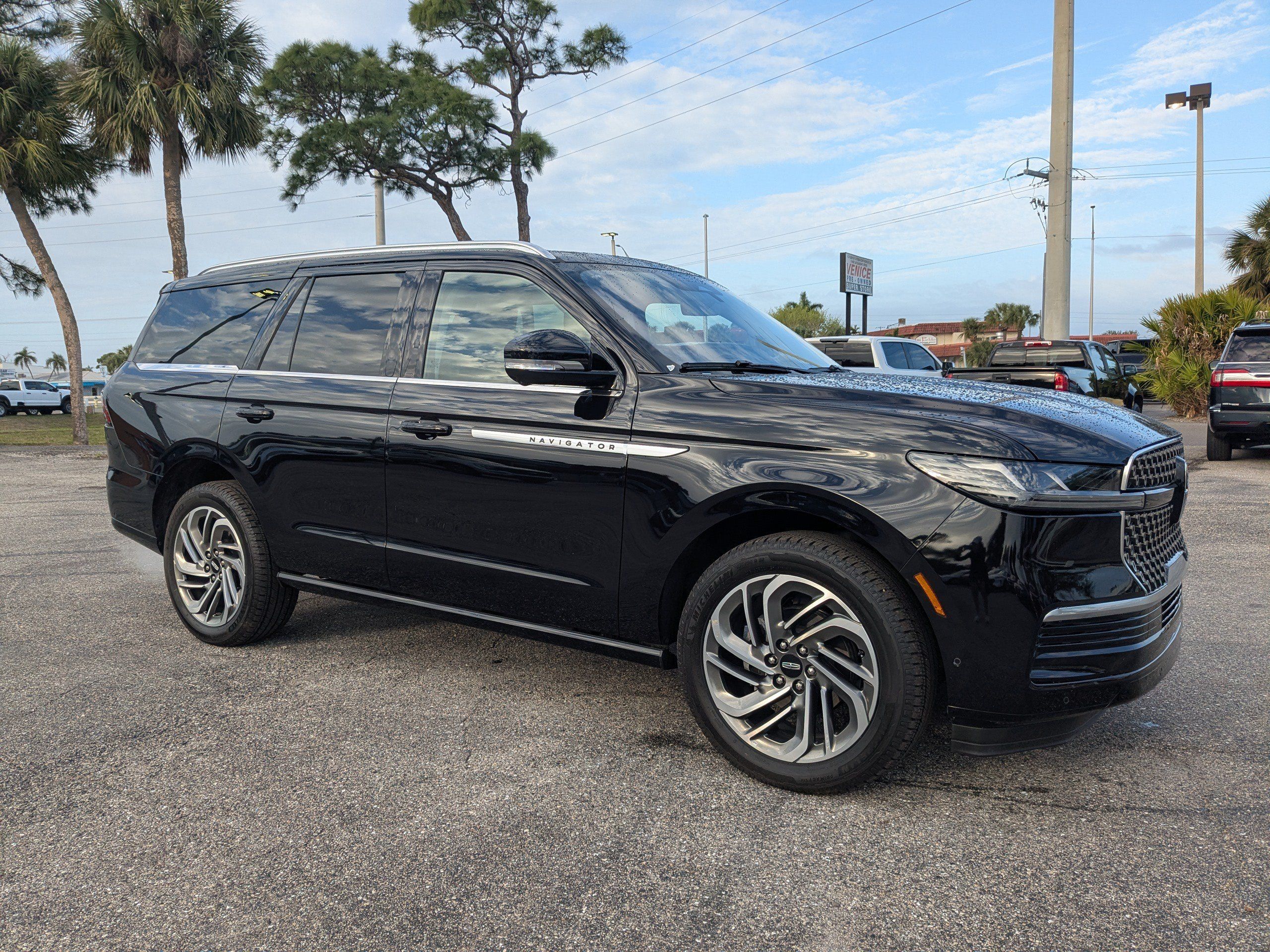 Used 2025 Lincoln Navigator Reserve AWD/4WD image 2