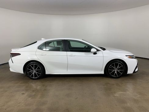 Used 2023 Toyota Camry SE image 5