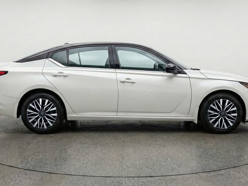 Used 2025 Nissan Altima 2.5 SV image 11