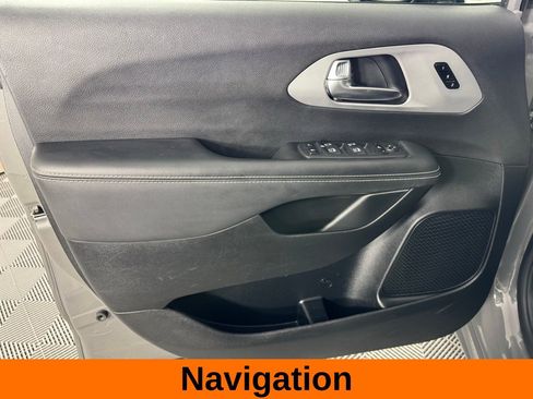 Used 2025 Chrysler Pacifica Limited image 9