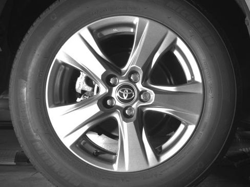 Used 2025 Toyota RAV4 XLE AWD/4WD image 15