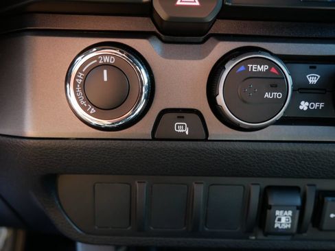 Certified 2022 Toyota Tacoma TRD Off-Road AWD/4WD image 22