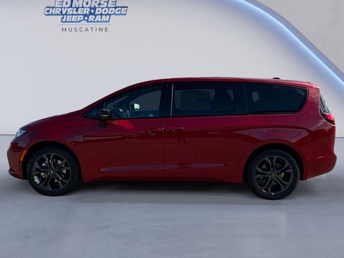 New 2026 Chrysler Pacifica Select image 2