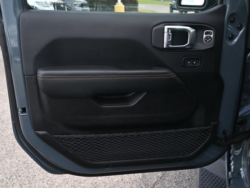 Used 2025 Jeep Wrangler Sahara image 28