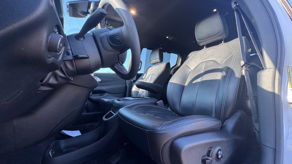 Used 2024 Chrysler Pacifica Touring-L w/ S Appearance Package FWD image 20