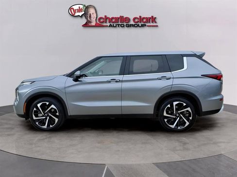 Used 2024 Mitsubishi Outlander SE image 2