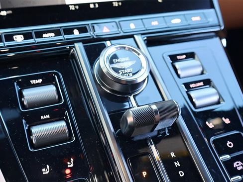 Used 2025 Aston Martin V8 Vantage Coupe image 24