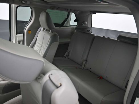 Used 2011 Toyota Sienna Limited image 23