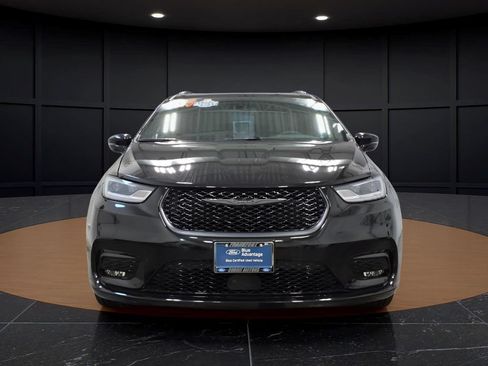 Used 2025 Chrysler Pacifica Limited FWD image 2