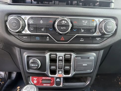 Used 2024 Jeep Wrangler Unlimited AWD/4WD image 27
