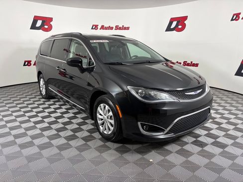 Used 2019 Chrysler Pacifica Touring-L FWD image 10