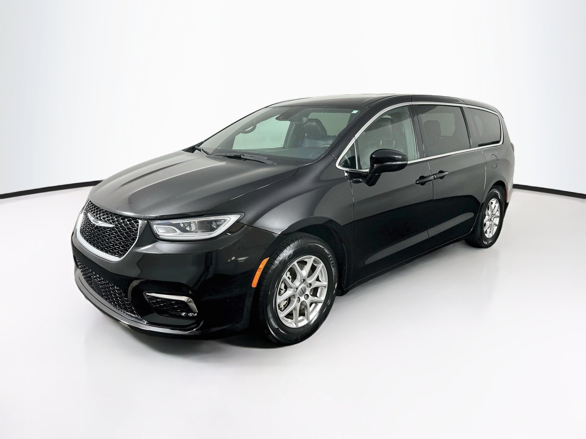 Used 2025 Chrysler Pacifica Select FWD image 3