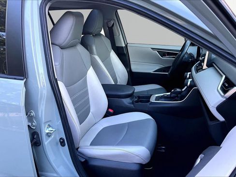 Used 2021 Toyota RAV4 XLE Premium AWD/4WD image 9