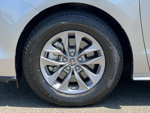 Certified 2025 Toyota Sienna XLE FWD image 32