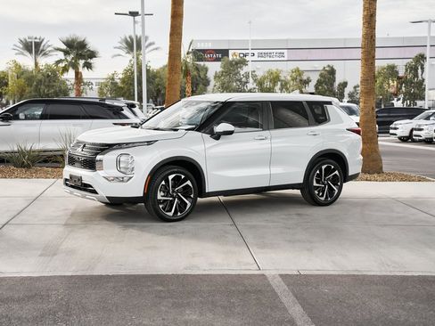 Used 2023 Mitsubishi Outlander SE image 4