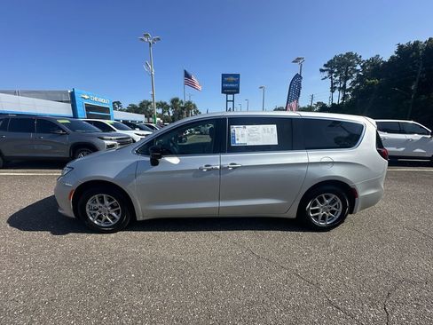 Used 2024 Chrysler Pacifica Touring-L FWD image 13