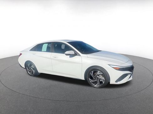Used 2025 Hyundai Elantra Limited image 2