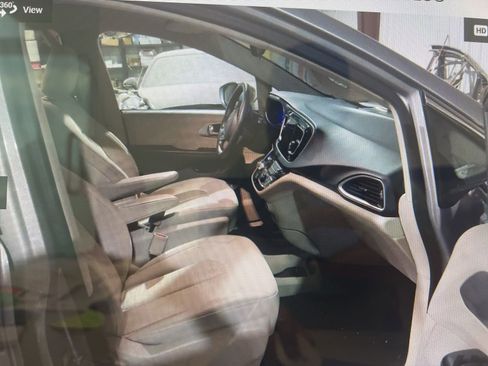 Used 2018 Chrysler Pacifica Touring Plus image 22