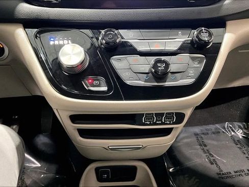 Used 2022 Chrysler Voyager LX image 16