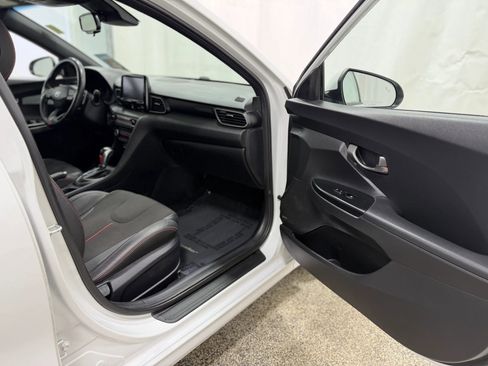 Used 2019 Hyundai Veloster 2.0 Premium image 21
