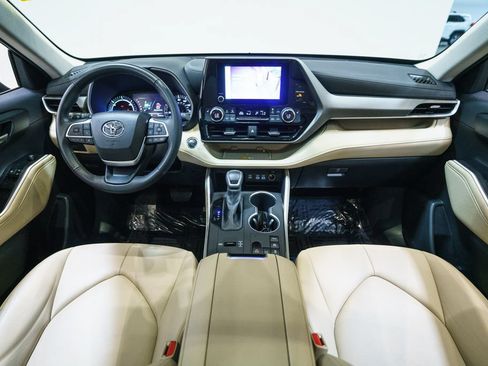 Used 2023 Toyota Highlander XLE AWD/4WD image 13
