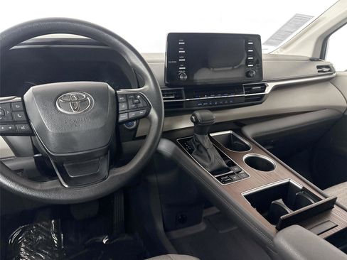 Certified 2024 Toyota Sienna LE image 29