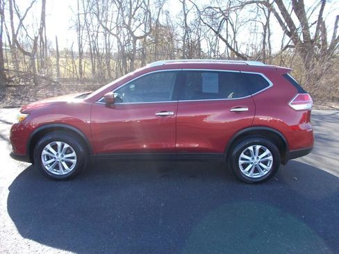 Used 2016 Nissan Rogue SV image 3