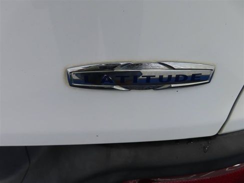 Used 2018 Jeep Cherokee Latitude Plus w/ Comfort/Convenience Group FWD image 13