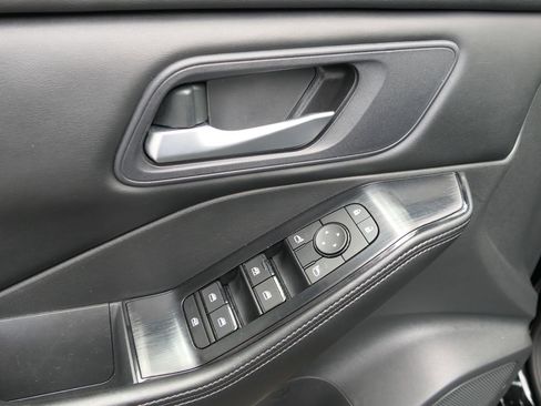Used 2024 Nissan Rogue SV FWD image 11