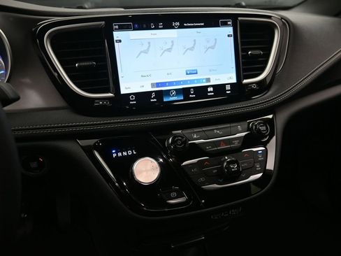 Used 2025 Chrysler Pacifica Select image 20